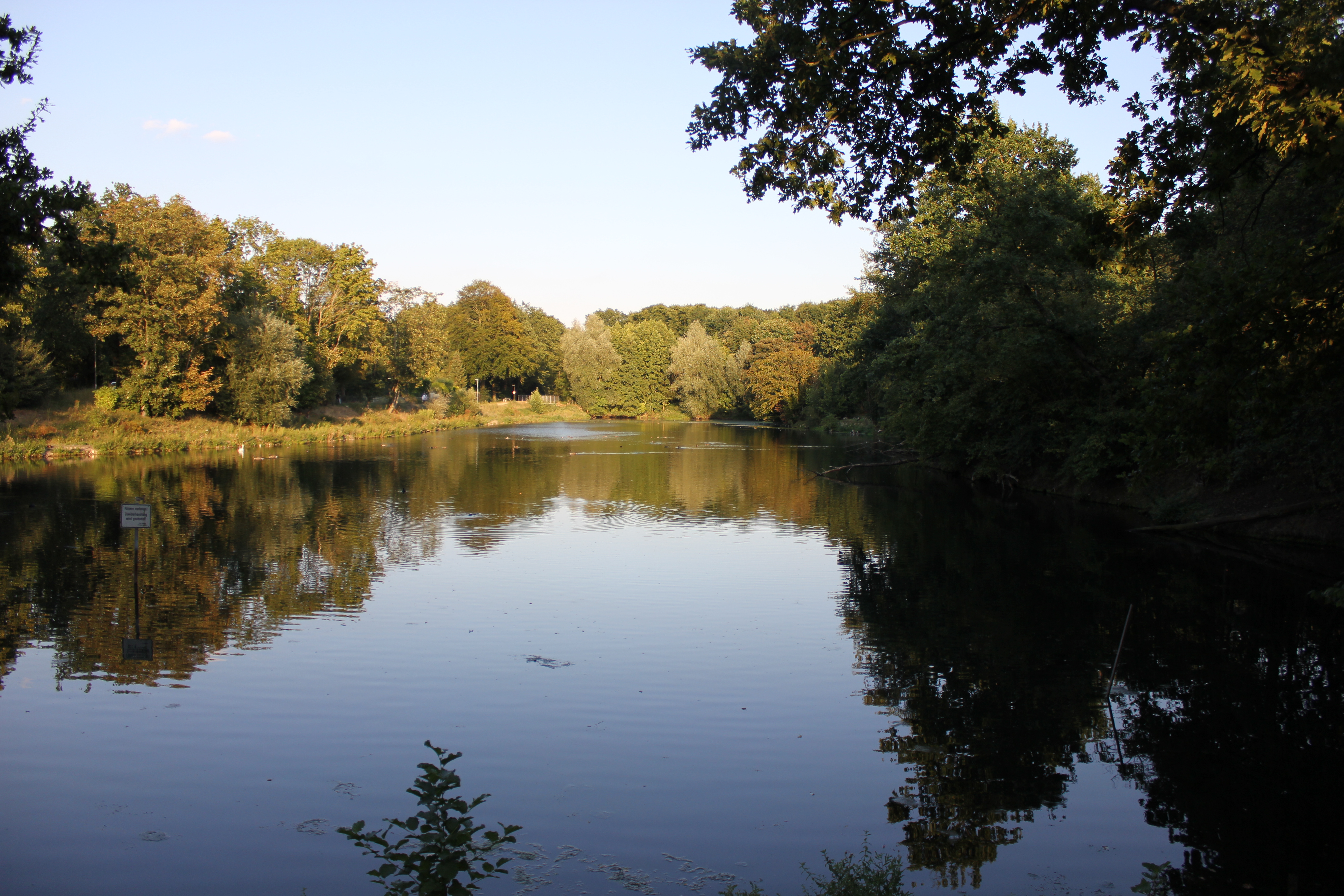 See- und Uferlandschaft als Symbol für Ruhe und Stabilität
